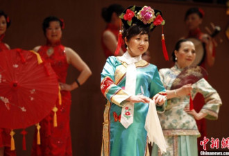 上海女孩穿旗袍参加成人礼 千人齐聚