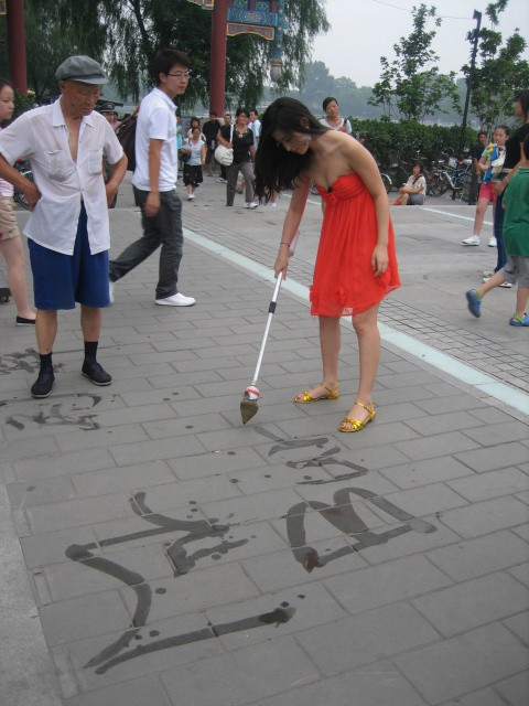 迷翻尤文图斯老板 美女朱珠:后海小胡同里秀猫步(高清组图)