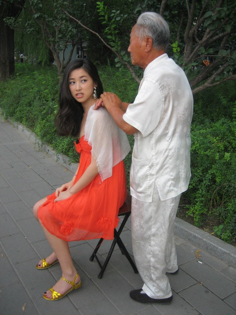 迷翻尤文图斯老板 美女朱珠:后海小胡同里秀猫步(高清组图)