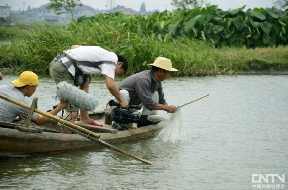 《舌尖上的中国》幕后场景 能认得出是哪一幕吗？(组图)