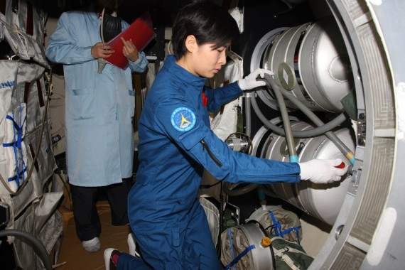 直击神九航天员训练:从模拟手动对接到野外生存(高清组图)