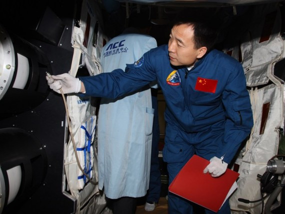 直击神九航天员训练:从模拟手动对接到野外生存(高清组图)