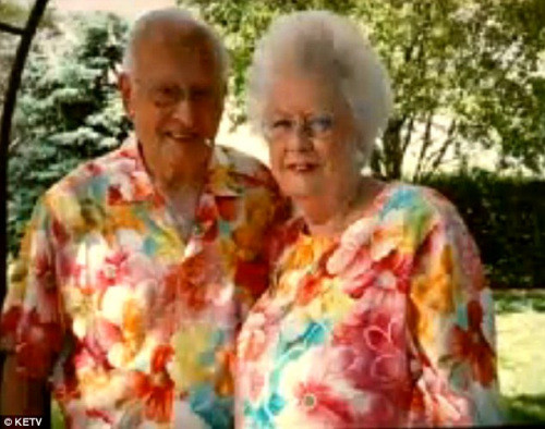 夫妇相爱65年分享爱情秘诀 外出必穿情侣装(组图)