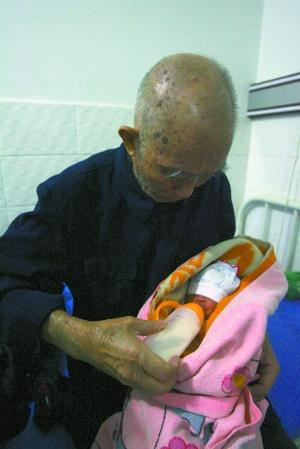 重庆75岁老翁当爸爸 与42岁妻子自然受孕生下一女(组图)