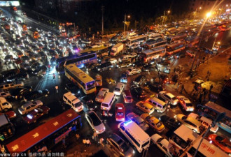 壮观！沈阳严重堵车 道路竟变停车场