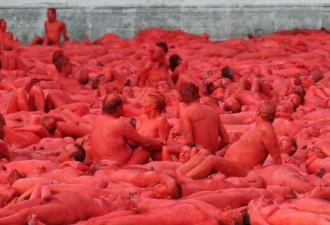 德国千余裸体人喷红漆进行艺术表演