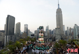 纽约上演惊险叠人塔 欲刷新世界纪录