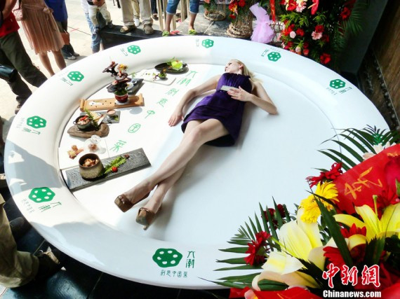 南京街头外籍模特躺巨大餐盘上演“秀色可餐”(高清组图)