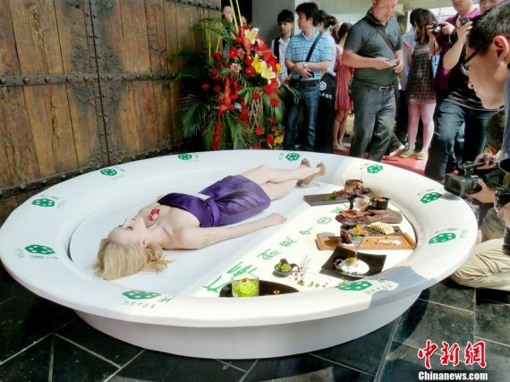 南京街头外籍模特躺巨大餐盘上演“秀色可餐”(高清组图)