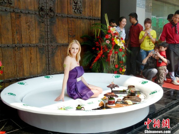 南京街头外籍模特躺巨大餐盘上演“秀色可餐”(高清组图)