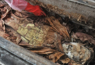 明代宁王后裔古尸出土 随葬龙袍完好