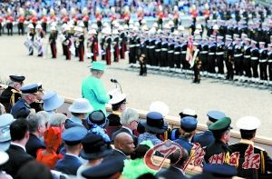 女王在庆典阅兵仪式中讲话。
