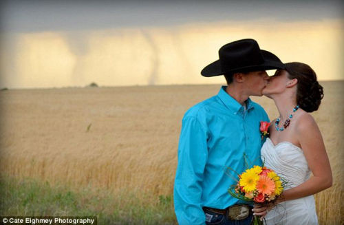 美国男子在龙卷风前亲吻新娘  场面也颇为浪漫(组图)