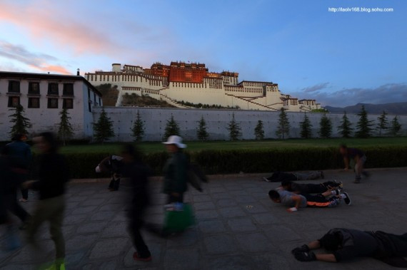拉萨实拍西藏最盛大的宗教节日：萨嘎达瓦佛诞节(高清组图)
