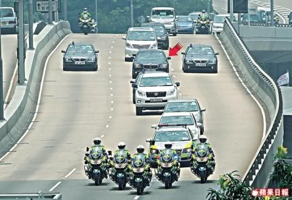胡锦涛访港 香港记者跟拍 遭狙击手枪瞄(组图)