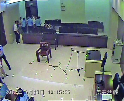 南京官员受审高喊被迫害 法庭脚踢辩护席 妻子撞椅自残