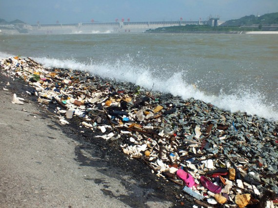三峡大坝开闸泄洪 排出大量垃圾聚集下游江岸边(组图)