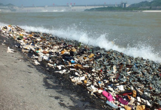 触目惊心：三峡大坝开闸 排大量垃圾