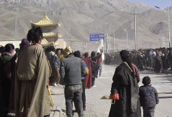 青海尖扎县一藏人自焚 部分群众抗议