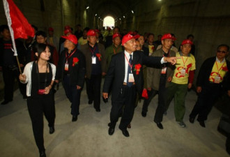 中国核工厂开放 老兵游故地失声痛哭