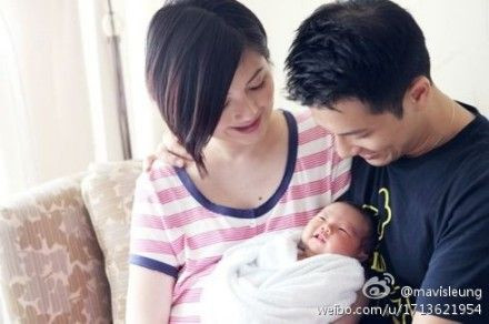 杨千嬅宝宝Torres笑脸盈盈