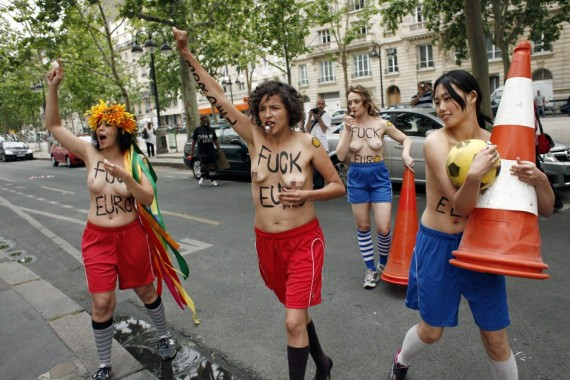 欧洲杯裸体抗议女团大闹乌克兰大使馆(高清组图)