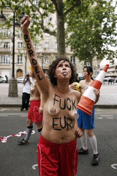 欧洲杯裸体抗议女团大闹乌克兰大使馆(高清组图)