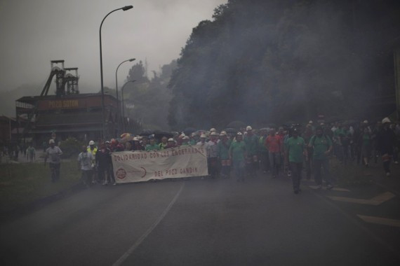 西班牙煤矿八千工人罢工 自制火箭弹攻击警察(高清组图)