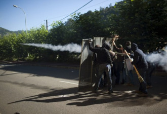 西班牙煤矿大罢工 自制火箭攻击警察