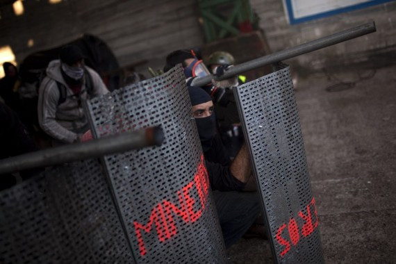 西班牙煤矿八千工人罢工 自制火箭弹攻击警察(高清组图)