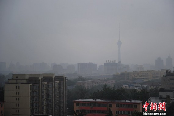 实拍：北京夏日天降雷雨冰雹 白昼突如黑夜(高清组图)