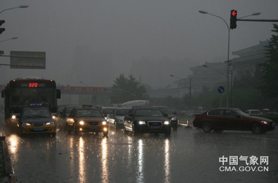 实拍：北京夏日天降雷雨冰雹 白昼突如黑夜(高清组图)