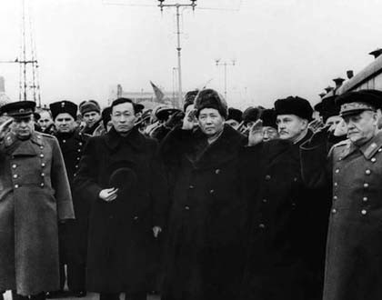 与斯大林之间数度交锋：毛泽东如何收回苏联在东北特权？