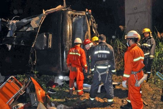 6月20日凌晨，消防人员在车祸现场救援。新华社发（唐海波 摄）