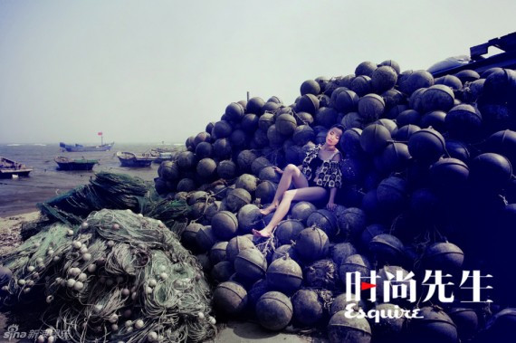 姚晨拍写真罕见突破尺度 中门大开玩湿身诱惑(高清组图)