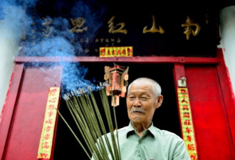 八旬老人的红色情结 给毛泽东塑金身