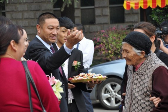 难抑凡心尘念别佛门：云南寺庙方丈还俗后摆酒完婚(组图)