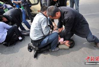 现场：南京警方擒毒贩 缴毒品18公斤