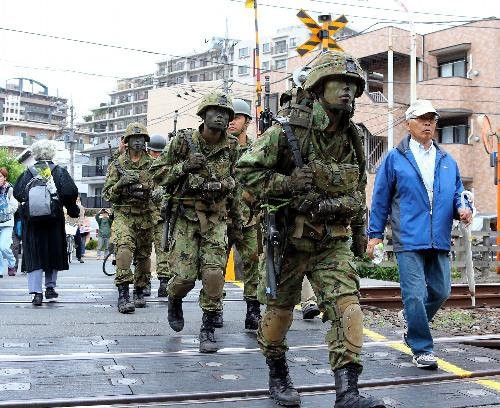 日本自卫队员全副武装持枪现身东京街头 引发民众抗议(图)
