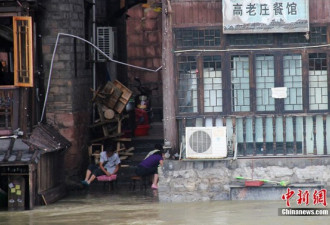 图：暴雨突袭湘西凤凰古城 大水围城