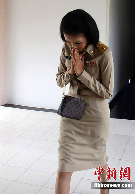 泰国首位变性省级委员着女性公务员服装办公引发热议(图)