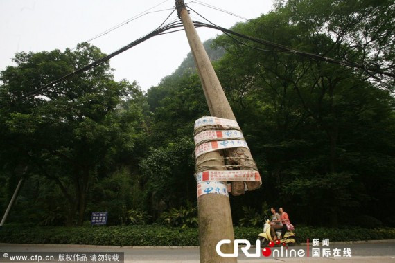 太悬了!中国电信胶布固定住折断的电线杆 竟能保持不倒(图)