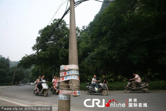 太悬了!中国电信胶布固定住折断的电线杆 竟能保持不倒(图)