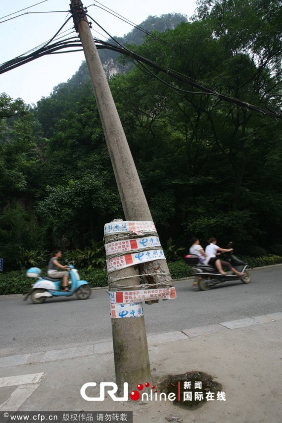 太悬了!中国电信胶布固定住折断的电线杆 竟能保持不倒(图)