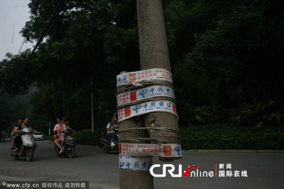 太悬了!中国电信胶布固定住折断的电线杆 竟能保持不倒(图)