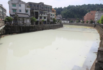 乳胶泄漏 温州瞿溪河一夜变身牛奶河