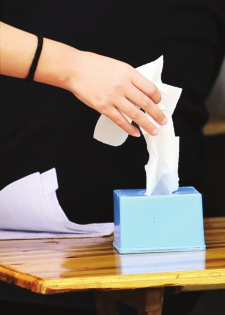 无名黑作坊用厕纸造餐巾纸 废纸洗白 质量低劣含致癌物(图)