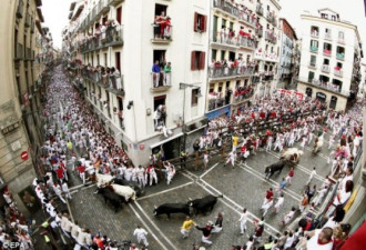 西班牙奔牛节：六头斗牛冲撞数千人