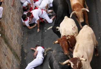 西班牙奔牛节：六头斗牛冲撞数千人
