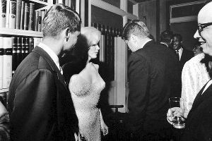　图为1962年，梦露和肯尼迪兄弟约翰·肯尼迪和罗伯特·肯尼迪（左）合影，当时她刚刚演唱了《总统先生，生日快乐》